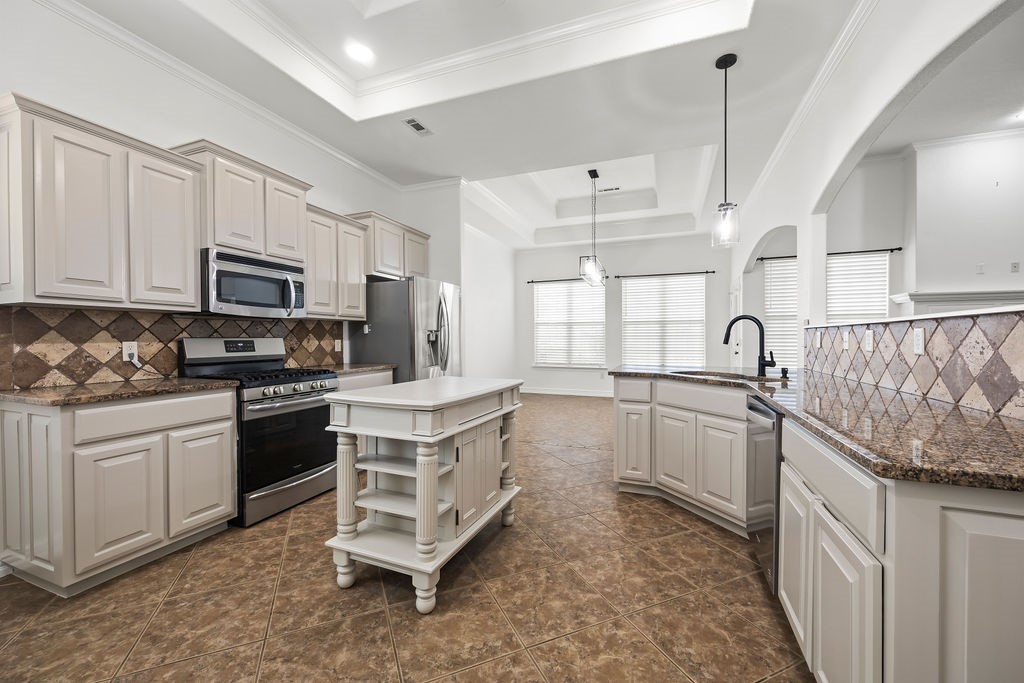 Great 4 bed/2 bath home with formal dining, large kitchen and fenced in backyard complete with pick your own mature grapes! Close to elementary school and middle school, creekside splash pad and park, and Walmart home office. Neighborhood pool and park!
