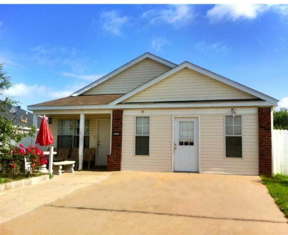 Investment opportunity! This newly renovated 3 bedroom, 2 bathroom home is currently being used as a rental! Just minutes from schools, I49 and the razorback greenway!