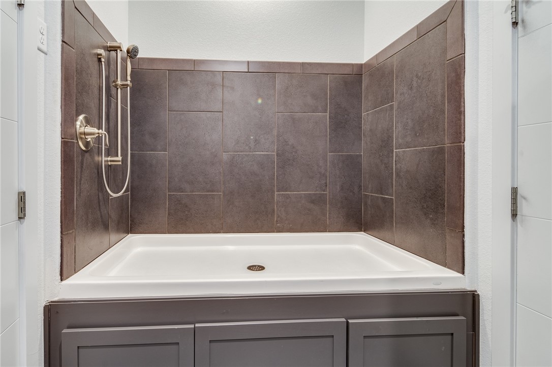 Rocky Creek Sub Rogers - Residential Lease