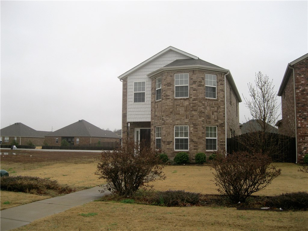 Gorgeous home in the Carrington Parke Subdivision. Features include 3 bedrooms upstairs, 2 full baths upstairs, Huge Master bedroom with his/her sinks, walk in shower, Jacuzzi tub and walk in closet. Half bath downstairs. Tile, carpet, large pantry, fenced yard, two car garage. ****100% Financing by Pinnacle Bank!!!****