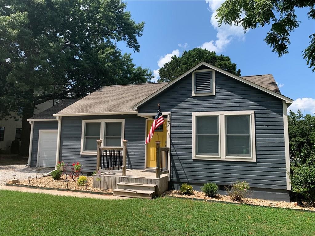 Try downtown living in this adorable 2BR/1BA furnished rental next to the Momentary in downtown Bentonville.