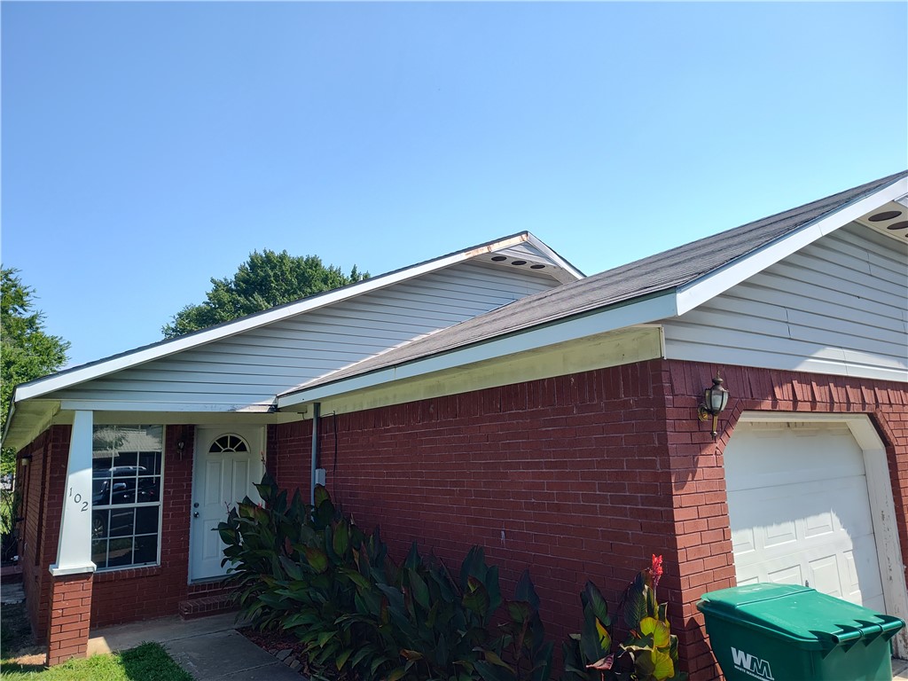 Nice 2 bedroom 1.5 bath duplex with 1 car garage. Comes with stove, fridge and dishwasher. Great location.