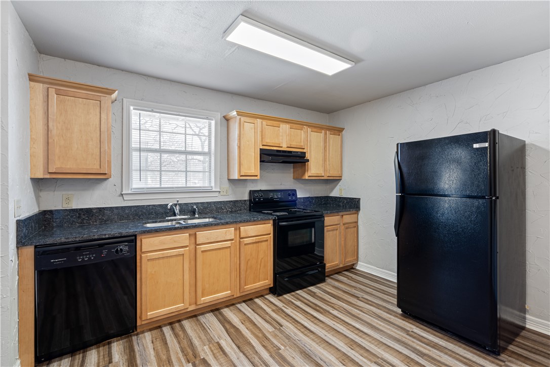 9-16-30 FAYETTEVILLE OUTLOTS - Residential Lease