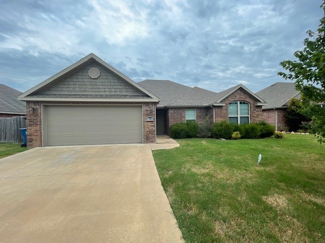Move-in-Ready 3 bedroom 2 full bathroom house close to everything Bentonville has to offer. You will be 7 minutes away from Walmart HO, and close to Bentonville schools. Good size bedrooms, no carpet throughout the house and in a good neighborhood.