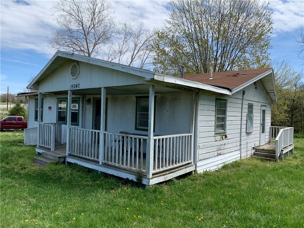 Auction selling regardless of price on 5/15/19 at 11 am. Approximately 1100 sq ft home with 1 or 2 bedrooms and 1 bathroom. This home is situated on a ~1.14 acre lot off of HWY 62 just outside of Rogers in Garfield, AR. 10% buyers premium.