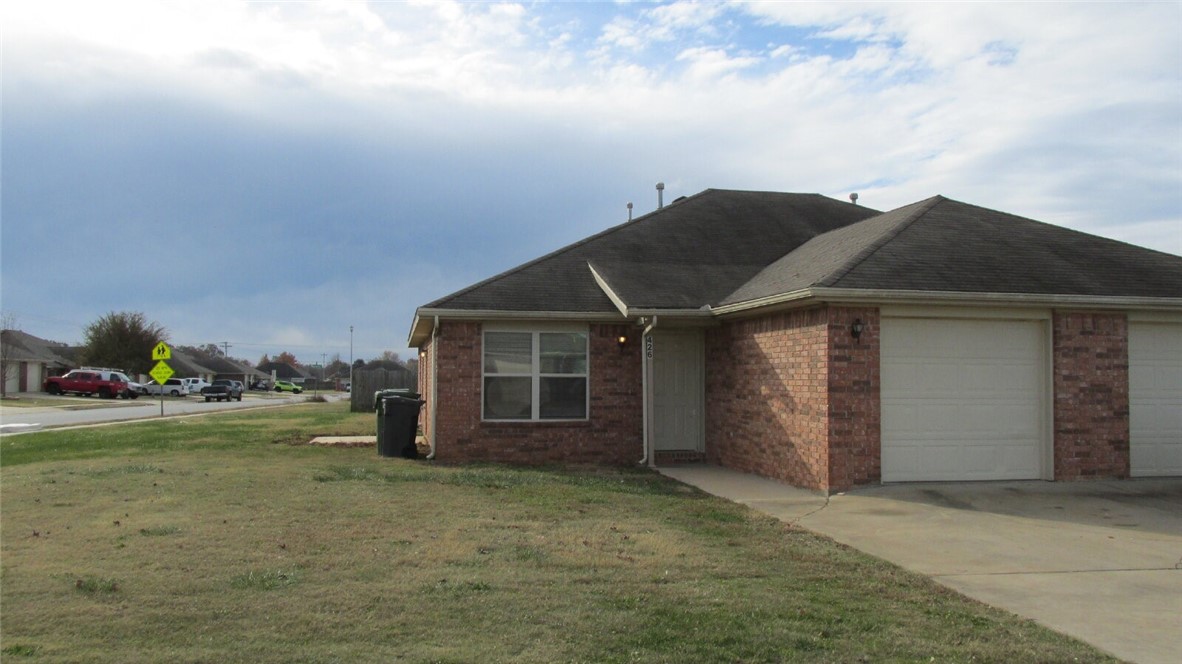 Located in Plantation Phase I subdivision in Rogers, this 3-bedroom, 2-bath corner-unit duplex features a one-car attached garage and is conveniently situated near Rogers Public Schools. Elementary and middle schools are within walking distance, making it a great option for families.