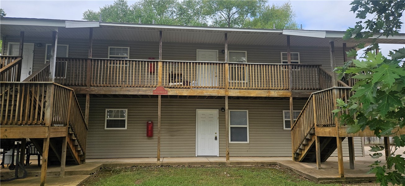 Nice 2 bedroom, 1 bathroom apartment near the U of A campus. The home features wood floors throughout, new fixtures, and all appliances are included.