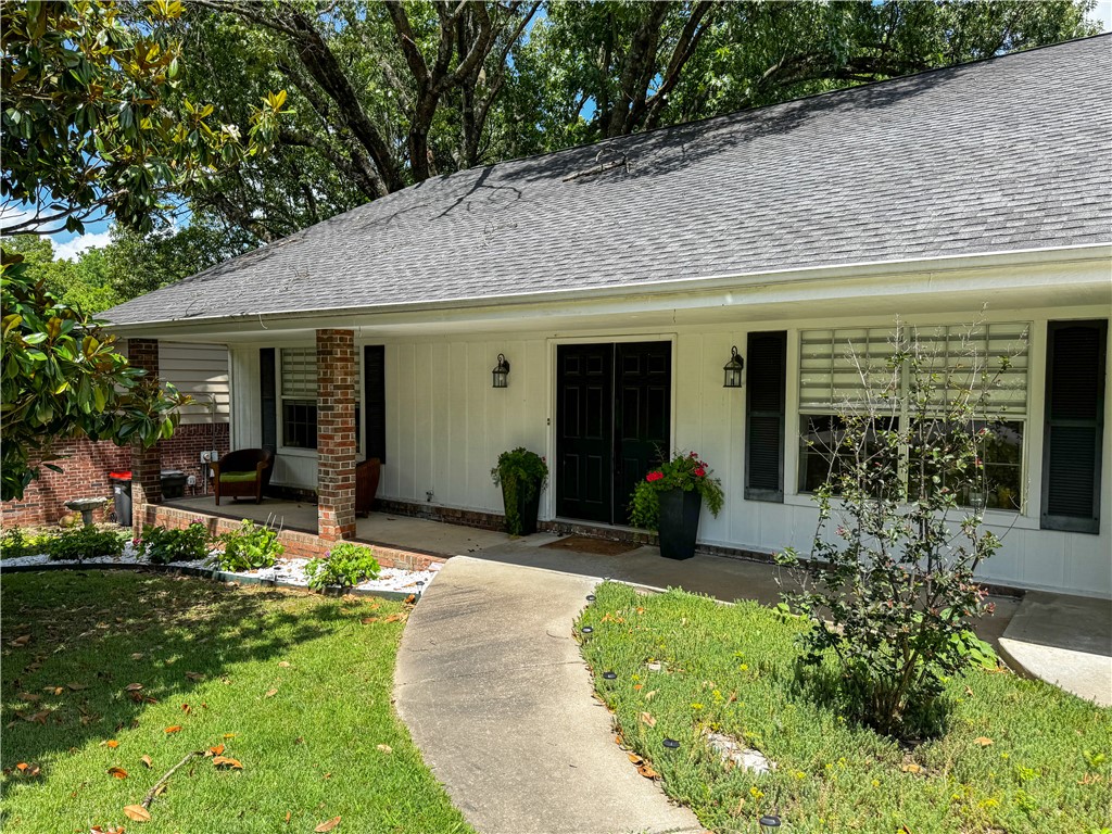 Welcome to this 4-bed, 3 bath single-family home in a quiet, friendly neighborhood, just minutes from JB Hunt Park, schools, and I-49 for easy commuting! Spacious & Stylish ā High ceilings, laminate & tile flooring, and a loft-like second floor adds modern charm. Two En Suite Bedrooms (main floor!) ā Both with walk-in closets and full baths. Backyard Oasis ā Covered and uncovered deck space, perfect for grilling, relaxing, or entertaining! Plus, a jacuzzi (conveyed with the home).
Upgrades Galore ā Freshly updated bathrooms, new garage doors, new fridge, and a brand-new roof coming soon (peace of mind included!).
⢠Prime location ā Close to parks, schools, and shopping.
⢠Great backyardāthis space was made for memories.
⢠Move-in ready with extras like a roomy loft and ample storage.
Donāt miss outāschedule a tour before this gemās gone!