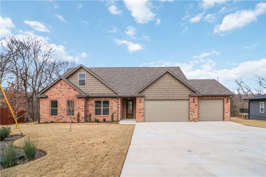 New-Construction, Move In Ready!
This beautifully designed home offers 3 bedrooms on the main level, a 3 car garage and a huge upstairs bonus space. Discover superior craftsmanship and modern comfort situated on a rare, flat 0.45-acre lot in Bella Vista.