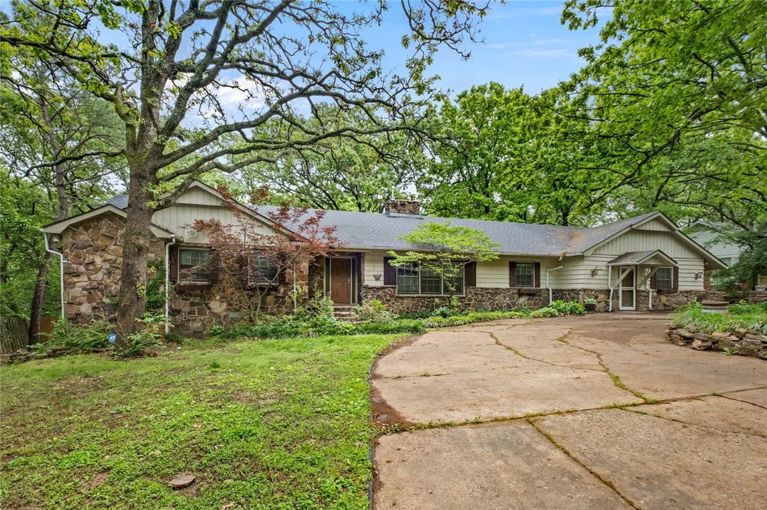 A Rare Gem in the Heart of Fayetteville!
Nestled in the established Oaks Manor Subdivision, this 1970s Mid-Century Traditional home is bursting with character and waiting for the right buyer to restore it to its original charm. With solid bones, spacious layout, and classic architectural style, this home is the perfect canvas for someone with vision. This property is ideal for those who appreciate quality craftsmanship and the opportunity to make a space their own. Whether you're an investor, a renovator, or a homeowner with a love for mid-century flair, this is your chance to uncover a diamond in the rough that you've been searching for.
Located just blocks from Butterfield Elementary, one of Fayetteville’s most beloved PreK–4th grade schools, this home offers both potential and location. Enjoy mature trees, a quiet neighborhood, and proximity to everything Fayetteville has to offer.
Don't miss this rare opportunity to bring new life to a home with true potential in one of the cities most desirable areas.