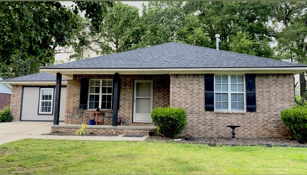 Motivated Seller...Huge Price reduction! 4BR/2BA with two additional bonus rooms. Minor upgrades throughout this spacious floorplan with nice trey ceilings and updated light fixtures. Abundance of storage and closet spaces in desirable location. Next to parks, schools, Mt. Nebo, and new biking and walking trails! Willow Creek Subdivision.