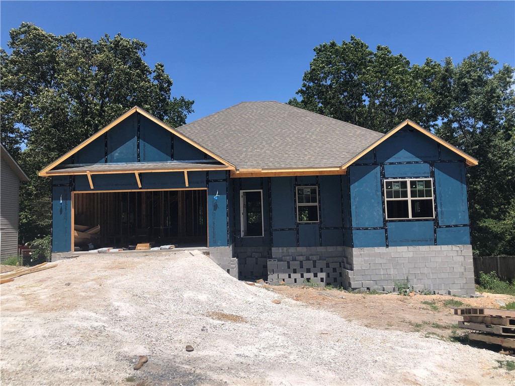 New construction open plan on city sewer with 9' ceilings located for easy access to County Rd 40. Granite, stainless, covered deck, pantry, crawlspace has lots of storage under home.