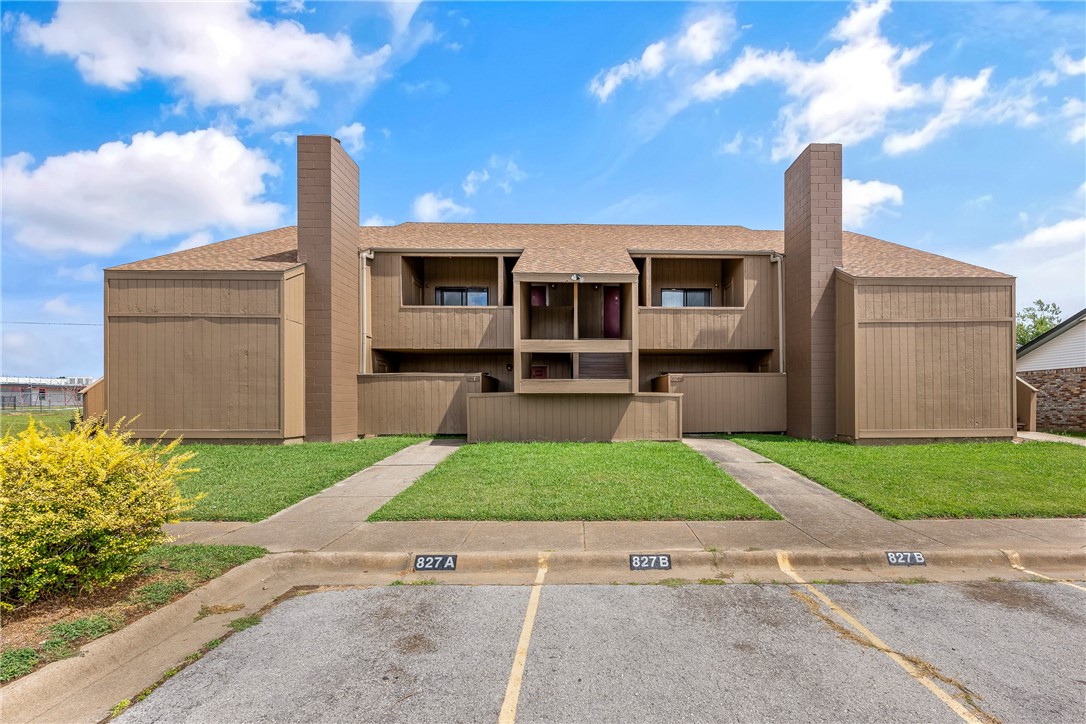 Rare find! A 6-plex in central Rogers. Backs up to Westside Elem. School (off Oak St). The end units are 2 bdrm/1.5 bath townhomes. The 4 center units are 1 bdrm/1 bath. Five units have 2 parking spaces. One unit has 1 space. New roof and new exterior paint 2024. Units are clean, freshly painted and some have new floors. All have decks and/or patio spaces. 5 units are vacant, just 1 occupied, so you can see what you are buying, and find your own tenants. All Electric. Selling AS-IS with max credit of $1000.