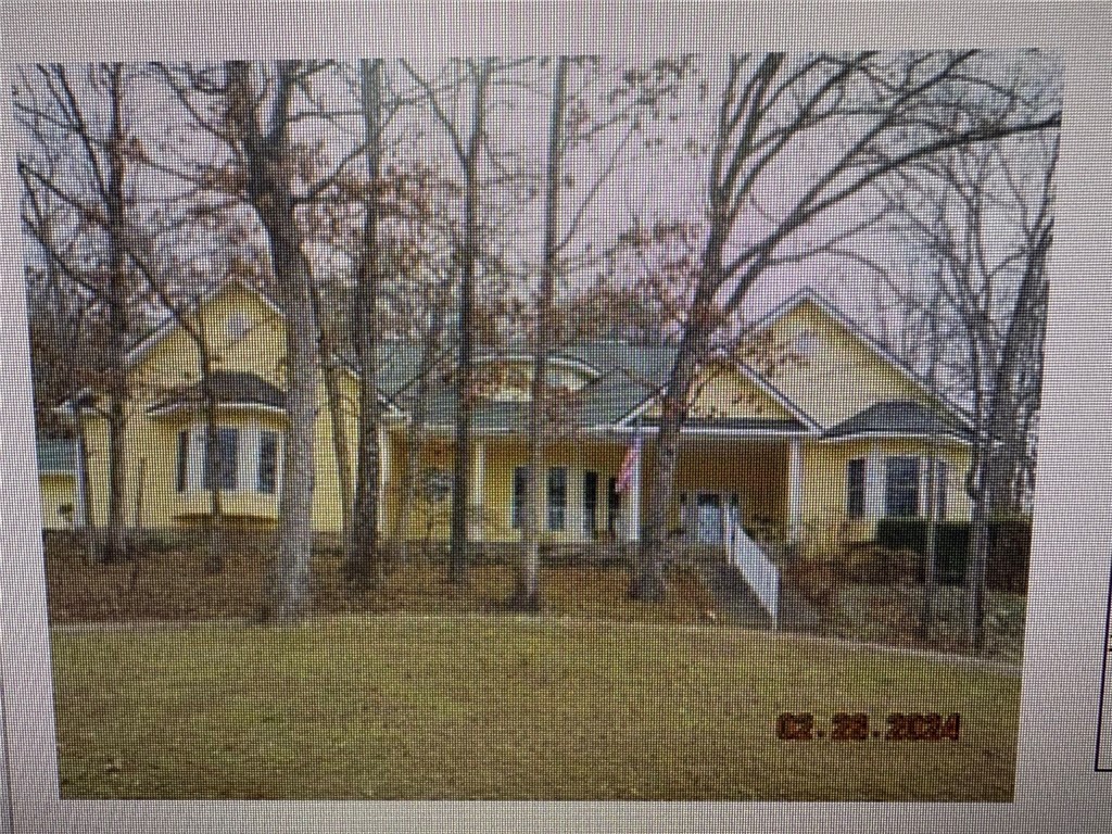 Great Richard Smith built home Beautiful landscape with waterfall in back next to covered patio. Just below Saunders Heights mountain...beautiful homes on dead end street.