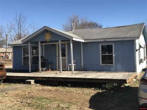 2 bedroom 1 bath home close to city park