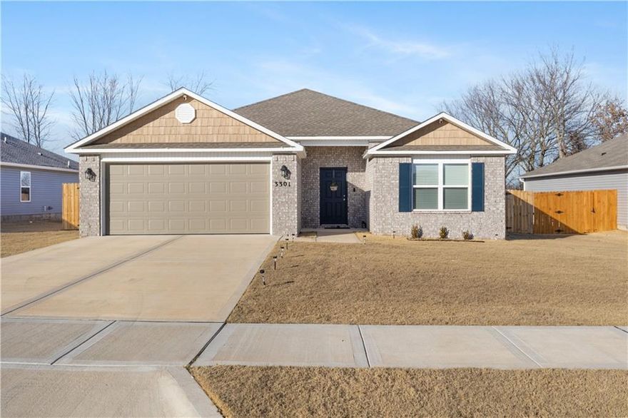 This four-bedroom, two-bath home in Siloam Springs, AR offers a spacious open floor plan that provides flexible living and entertaining areas. Large bedrooms provide ample space for furnishings and storage. The private, fenced-in backyard adds a secure outdoor area for relaxation and activities. Well-suited for those seeking roomy interiors and outdoor privacy in a convenient location.