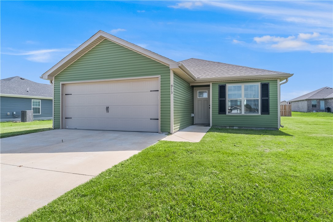 Move and ready house in the city of Siloam Springs, located near businesses and main highways for easy move around through Northwest Arkansas. This cute house offers an split floor of 3 bedrooms and 2 full bathrooms and spacious backyard. Come in fall in love with this beautiful house.