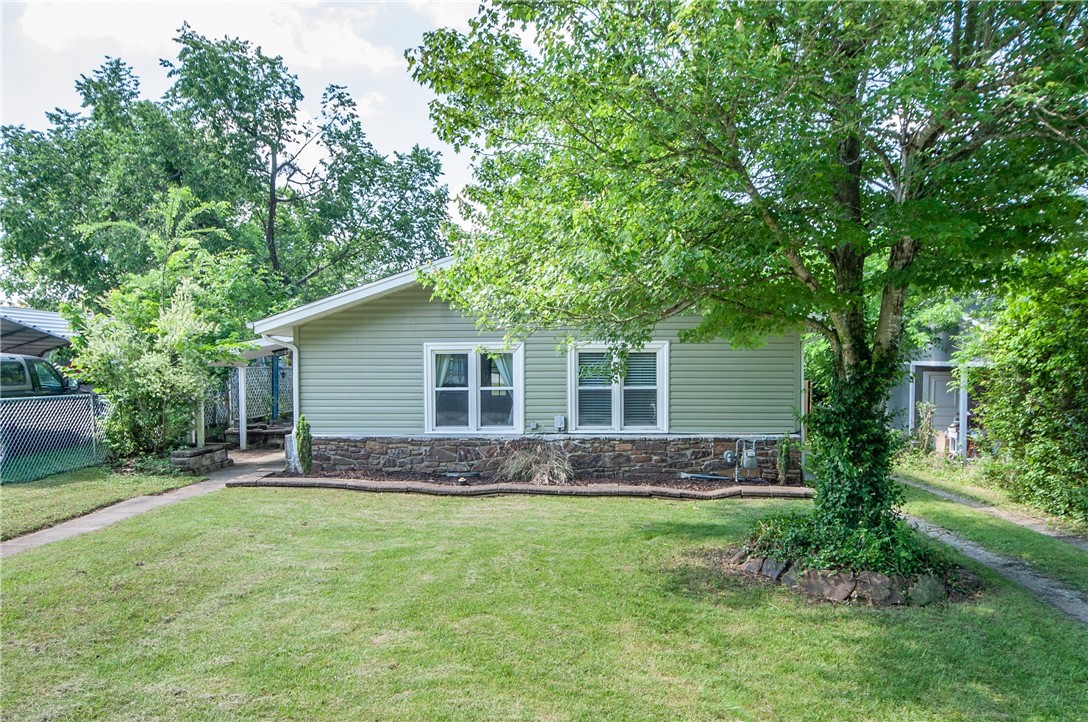 Cozy 3 bedroom, 1 bath starter home or investment property in quaint little neighborhood in South Fayetteville. Large backyard, mature shade trees and storage shed. Close to the U of A, Walker Park and trails.