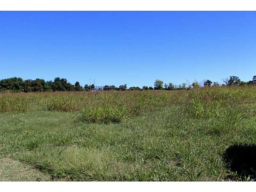 Commercial Property on SE 28th in the heart of the hottest area of Bentonville, located just a minute or two from the the downtown square 919 ft of frontage on 28th St with approx 268 ft on SE C St.plus approx 290 ft on the new SE D St.,Investors don't miss this one.