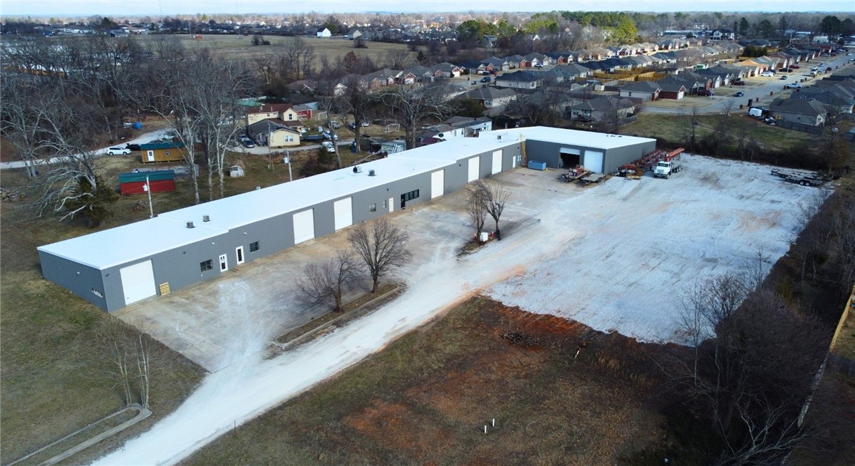 Total building SF: 20,950 SF
Total AC: ±4.66 AC
Asking price: $2,681,600
Price per SF: $128 PSF
Zoning: HC
Peak height: 13'
Grade level doors: 8
Units: 6
Yard space: ±0.56 ā ±0.75 AC
New roof added in January of 2025. The roof will convey with a 15-year 'NDL' warranty from the manufacturer.
The facility has one month-to-month tenant occupying ±2,500 SF.
3.2 mile drive to Interstate-49.