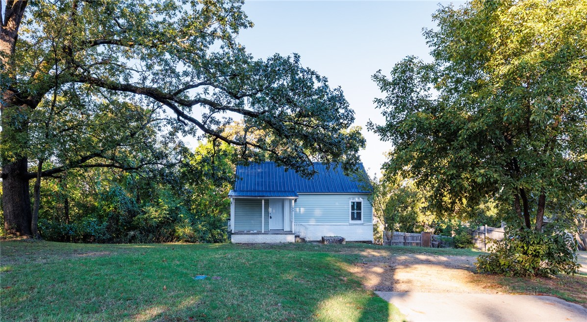 Quaint 1 bedroom 1 bathroom home with a large downstairs. Fresh paint throughout the home. Low maintenance and convenient location.