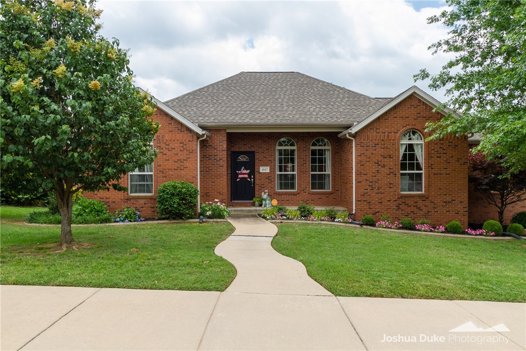 Amazing home on oversized corner lot in Bridgeport. This move in ready home has an oversized master suite, beautiful kitchen with granite countertops, a gorgeous living area and a huge backyard perfect for entertaining. You don't want to miss out on this one!
Call list agent- Laura 870-931-8282