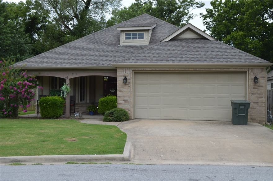 Just off of College Ave in Sunbridge Subdivision 3 BR/2 BA home. Great floor plan, features eat-in kitchen with granite counters, wood, tile and carpet, formal dining and large living with gas fireplace. Close to restaurants and shopping.