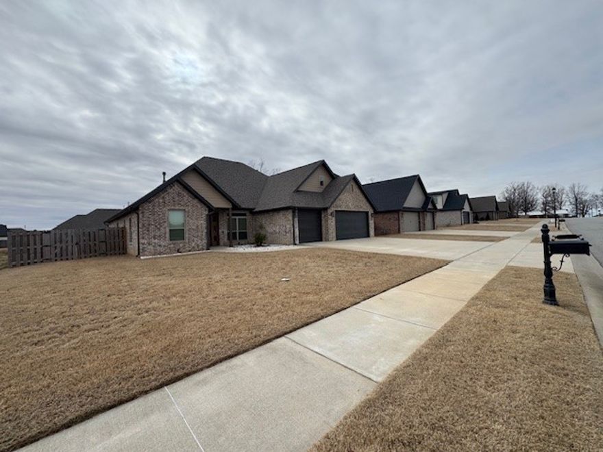 Home has 5 bedrooms and 4 baths on main level with 10' ceilings, quartz countertops, open floor plan and dining room. Upstairs has spacious bonus room with bathroom and closet. Large back yard with covered back patio.