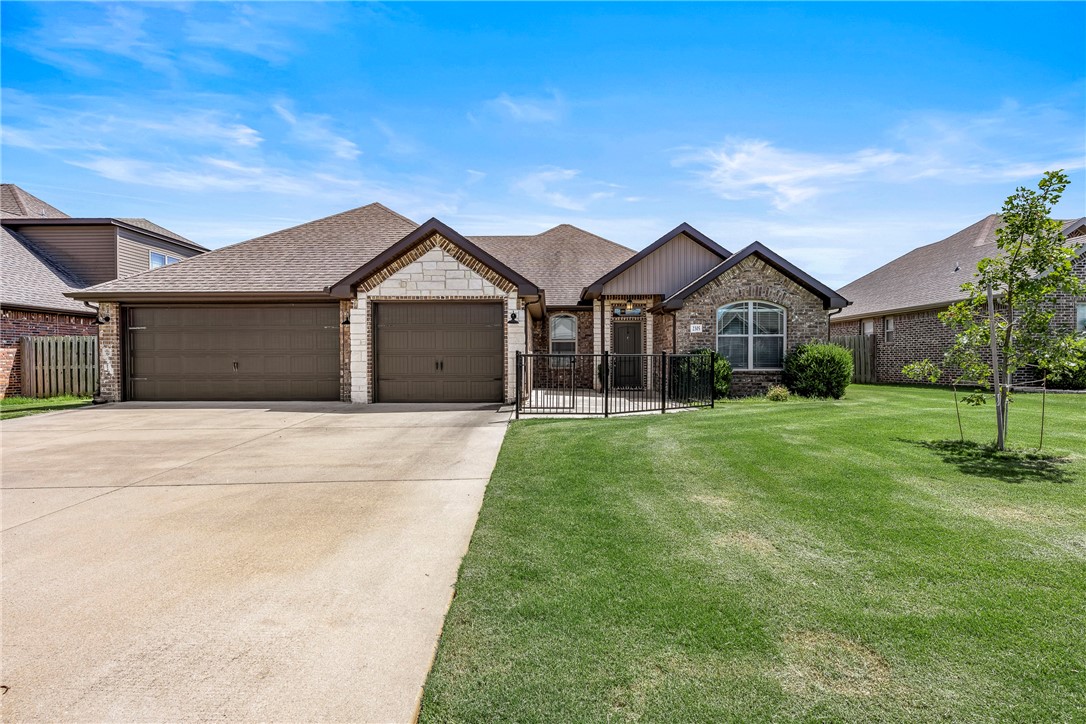 Beautiful, move-in ready home just 8 minutes from the Walmart Home Office! Located steps from the Razorback Greenway, Crystal Bridges, Train Station Park, and a short bike ride to downtown Bentonville, this home offers unbeatable access to trails, green space, dining, and culture.
Set in a family-friendly neighborhood, the home features an open-concept living space filled with natural light and modern finishes. The kitchen boasts custom cabinets, granite countertops, and an eat-in dining area. The spacious primary suite includes an oversized walk-in closet.
A dedicated exercise space and workshop area in the garage provide added flexibility and functionality. Plus, the refrigerator, washer, and dryer convey with the home!