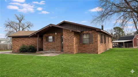 Photo of 801 S Oak Hill Street, Siloam Springs, AR 72761 (MLS # 1337202)
