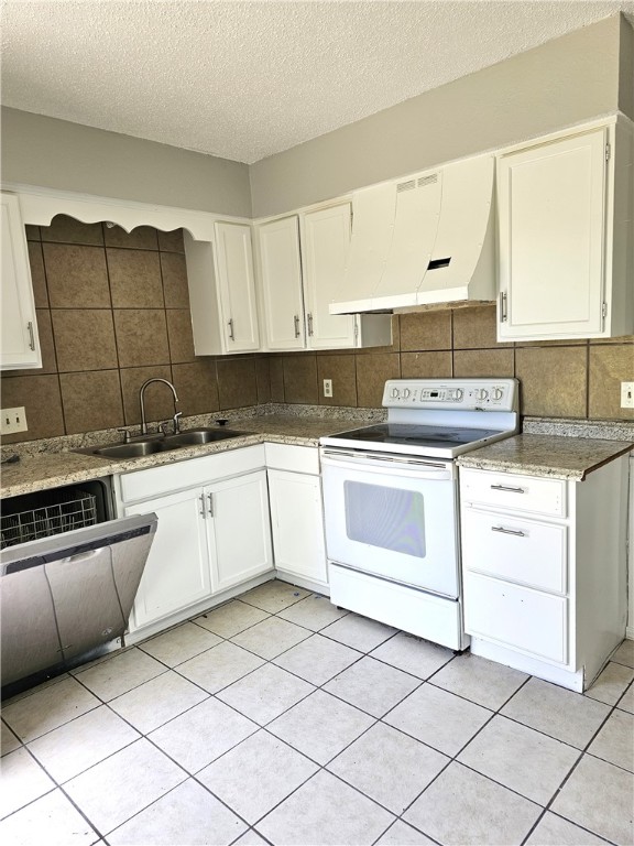 This income-generating duplex is located in the center of Rogers, and close to Highway 49. The units offers great accessibility. The property features two bedrooms and one bath in each unit, with all hardwood floors and tiles throughout. A key highlight is the new roof installed in 2023, and HVAC is 2019 ensuring reduced maintenance costs for the foreseeable future. Additionally, the duplex has a fenced backyard, making it a desirable option for tenants with pets or those who enjoy outdoor space.
Its proximity to Westside Elementary and Oakdale Middle school and the downtown area adds value, making it attractive for long-term tenants.