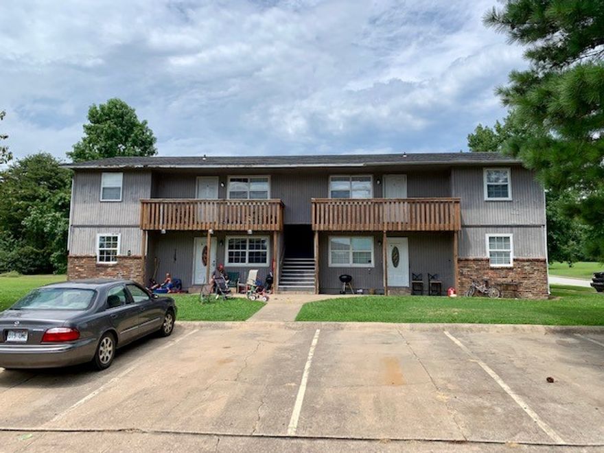 Affordable 2 bed 1 bath apartment just off of S Thompson St in Springdale. Close to everything Springdale and Fayetteville have to offer, all appliances included except microwave. This one won't last long!  ***Pictures may not be of exact unit available. Paint colors and flooring may vary.