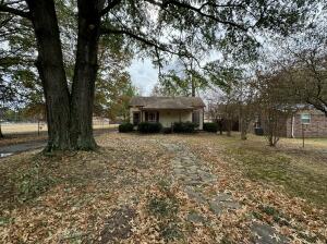 Make yourself at home! Come check out this cozy 1 bed 1 bath cottage in the heart of Russellville. Convenient to everything this home sits on a .19 ac lot close to Shopping, Dining, and Entertainment. It's a short drive to Arkansas Tech University making this a great home for a student or an excellent addition to your investment portfolio! Enjoy your morning coffee on the covered front porch or a meal on the spacious back deck overlooking the large back yard that has several mature trees and plenty of space for activities! Book your showing today!