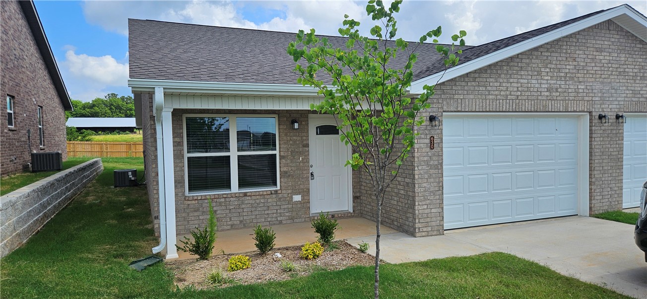 Brand new duplexes in Bentonville close to NWA Regional Airport for lease. Home features 3 bedrooms, 2 bathrooms, 2 car garage, LVP throughout home, granite countertops, ceiling fans, open floorplan, covered back patio for grilling/entertaining, fenced in yard and all appliances included. 1 month free rent for tenant with all 1-year leases signed by August 1st, 2025.