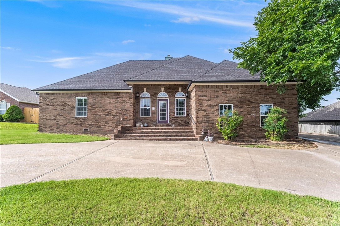 What a fantastic 3-bedroom, 2-and-a-half-bath all-brick home in Siloam Springs. This home features a large backyard and abundant storage throughout. Inside, you'll find a charming fireplace and a dining area highlighted by a feature wall and wet bar, perfect for entertaining. The property also boasts a spacious deck, ideal for outdoor living. With great curb appeal and a prime location close to all amenities in Siloam Springs, this home is a must-see.