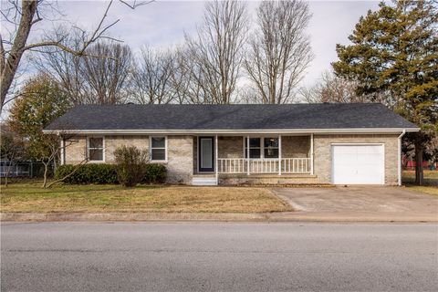 Photo of 908 S Maple Street, Siloam Springs, AR 72761 (MLS # 1330448)