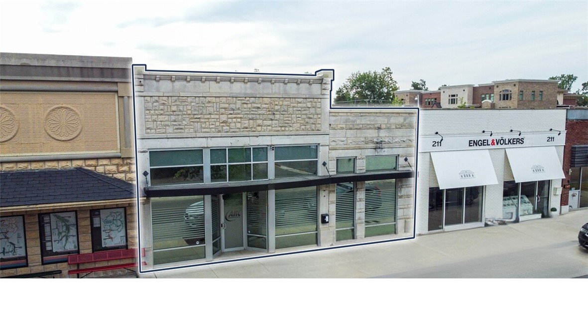 Surrounded by a dynamic mix of restaurants, retail shops, and cultural attractions. Steps away from a brand new hotel, Motto.
Located 1 mile away from the new Walmart Home Office. Adjacent to the Bentonville Quilt of Parks Project: The Commons