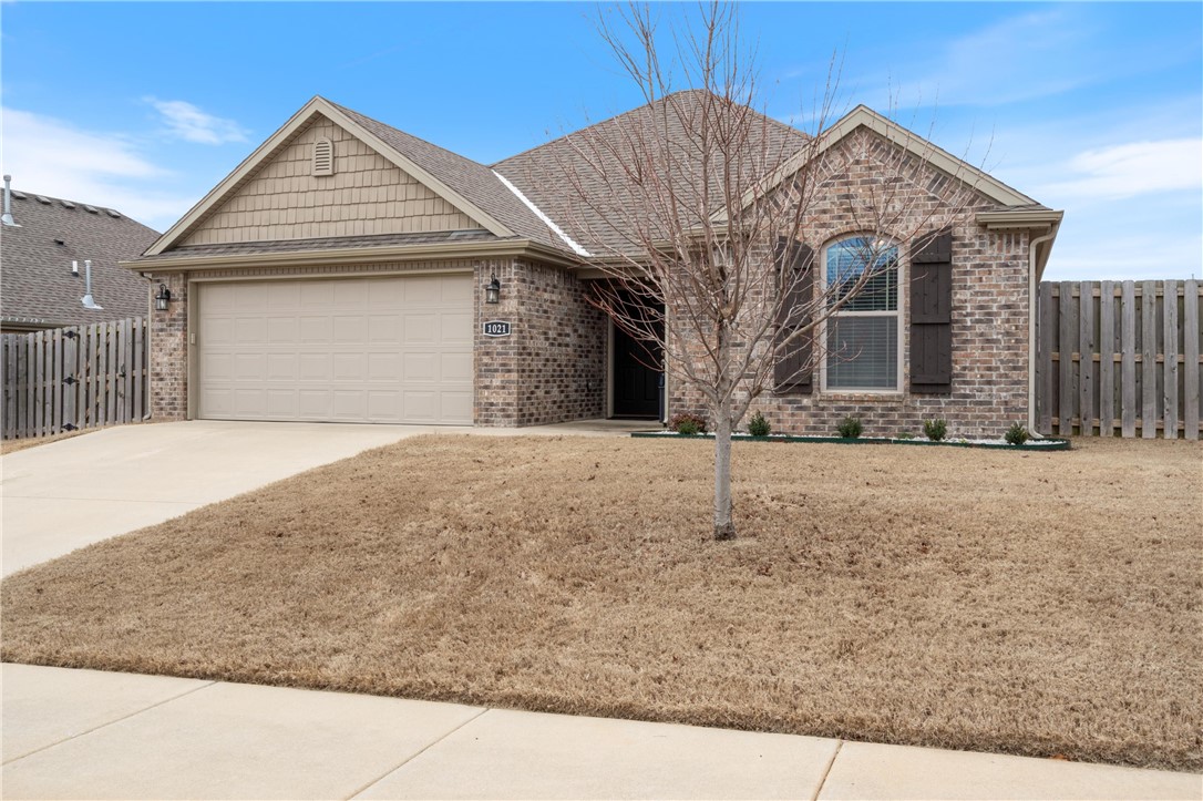 Move-In Ready Centerton Gem!
This 3-bedroom, 2-bath home shines with stylish finishes and instant curb appeal, thanks to its manicured landscaping and sodded lawn. The open, split-layout design features a spacious living area with a gas-log fireplace that flows into a bright eat-in kitchen with granite countertops and stainless steel appliances.
The serene master suite includes a double vanity and roomy walk-in closet. Entertain in the private, fenced backyard with a partially covered patio and Edison lights. Located just moments from downtown Centerton and local schools, this home wonāt last long. Welcome home!