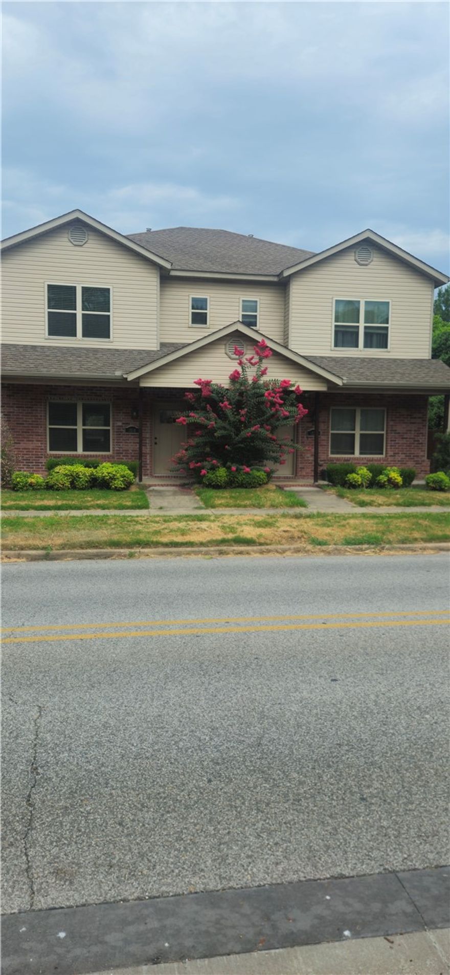 Nice Town home on U of A bus route near campus. Home features 3BR, 2.5BA. Open living room & kitchen. Wood floors in living room, granite counter tops throughout, tile in kitchen, dining & baths, carpet in bedrooms. Covered front patio & nice back porch for grilling. All appliances.
