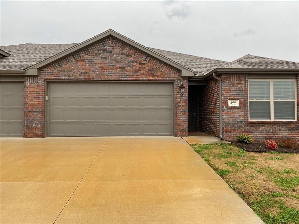 Modern duplex in Centerton with quick access to Bentonvilleāperfect for commuters! This spacious home features granite countertops, easy-to-clean solid surface flooring in the main living areas, and plush carpet in the bedrooms. Enjoy your own private, fenced backyardāideal for relaxing or entertaining. Located near top-rated schools, parks, shopping, and major employers. A comfortable, low-maintenance home in a convenient neighborhoodāready for you to move in!