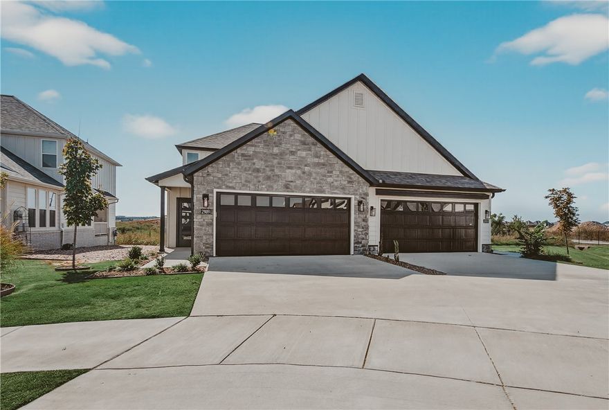 Don't buy an old house that needs remodeled! Get this newer townhome and enjoy your life! Let the POA mow your yard, while you do other things on the weekend. This plan offers 2 living areas, 3 bdrms, 2.5 baths and 2 car garage.Seller will pay $5,000 in buyer's closing costs (with acceptable offer) Enjoy walking distance to Creekside Middle and Osage Park Elementary. Hop on your bike to Bentonville's new Creekside Park. Enjoy pickleball, splash park and pavillion there. ! Home includes: 2" blinds, ceiling fans in all bedrooms, granite counters and LVP flooring throughout the main floor.