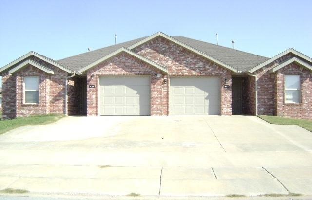 Nice 3 Bed 2 Bath 1 Car Garage Duplex for lease in Copper Oaks Subdivision. This unit has lots of amenities which include walk in closets, a fenced yard, and all appliance included! Just minutes to Downtown Bentonville and Wal Mart Home Office.