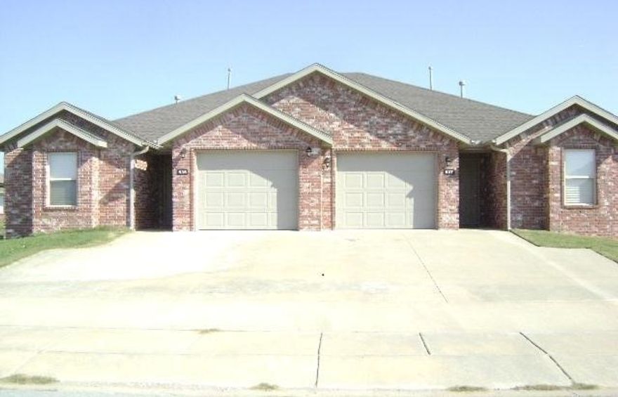 Nice 3 Bed 2 Bath 1 Car Garage Duplex for lease in Copper Oaks Subdivision. This unit has lots of amenities which include walk in closets, a  fenced yard, and all appliance included!  Just minutes to Downtown Bentonville and Wal Mart Home Office.