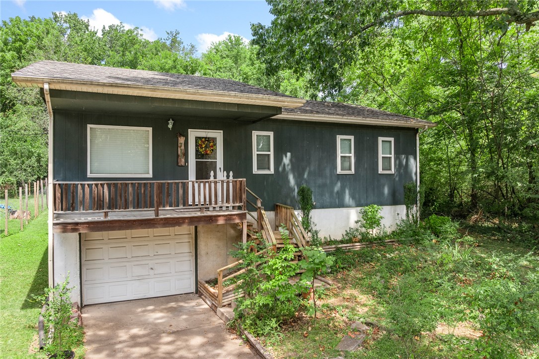 Charming 3 Bedroom, 1.5 Bath Home with Basement Potential!
This home features 3 bedrooms, 1.5 baths, and an unfinished basement offering plenty of possibilities. The basement already includes a working toilet and draināperfect for adding a future shower or bathroom. Enjoy a spacious backyard with a fenced-in area near the home, ideal for pets or play. Conveniently located near Creekside Community Center and just minutes from downtown Harrison.