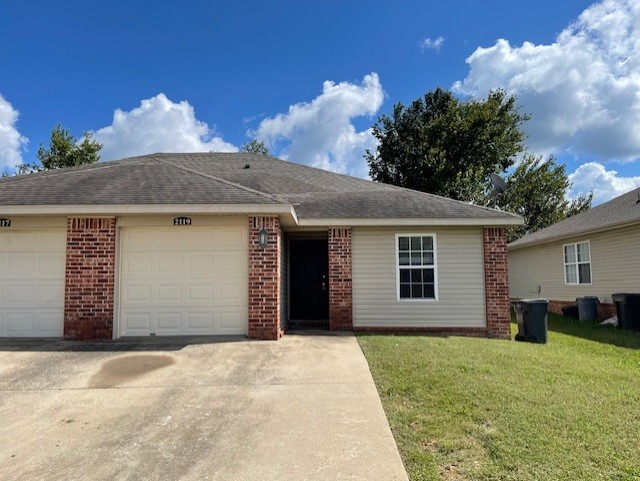 Great 3-bedroom, 2-bath duplex in Rogers! This all-electric home offers a comfortable layout, modern amenities, and low-maintenance living. Perfectly situated close to shopping, dining, and schools, it’s an ideal spot for convenience and comfort.**$250 non-refundable pet deposit **