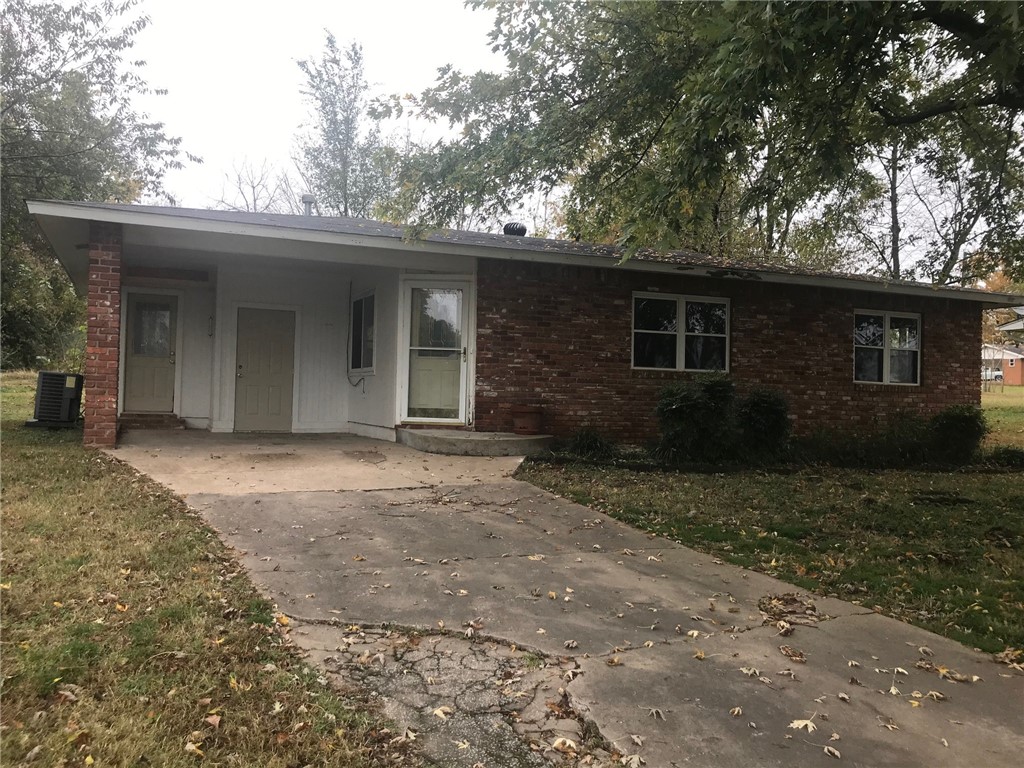 2 bd home in Gravette, nice yard, close to school, shopping and the parks. All new paint and solid surface flooring!