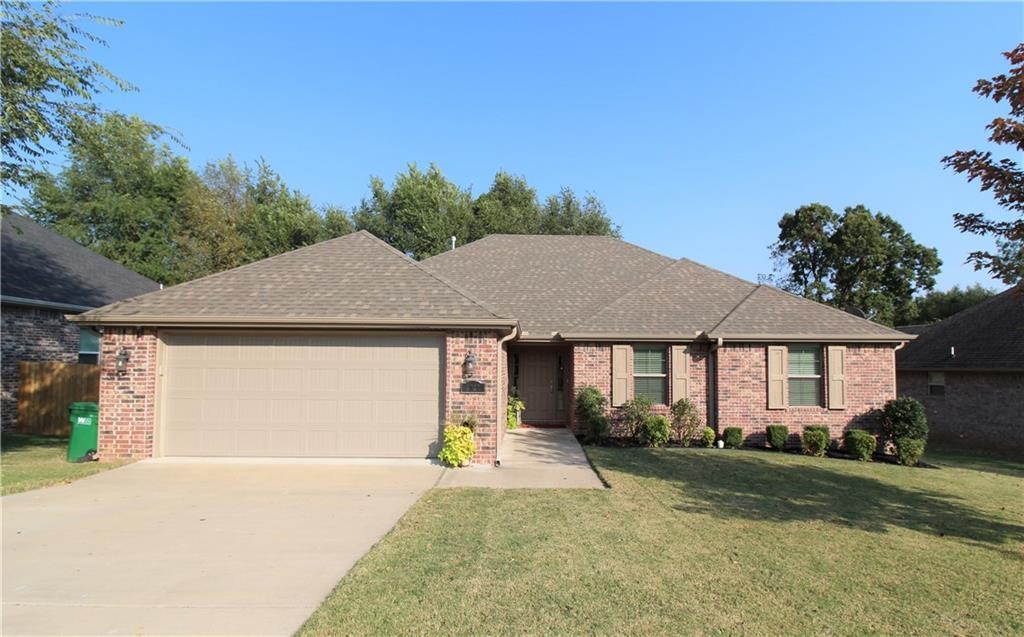 Spacious 3-bedroom, 2-bath home backing into Rossons Creek available for a 1-year lease. This one feels private with trees behind and a nice privacy fenced backyard. The interior is up to date and extremely clean. Washer/Dryer and refrigerator included. We accept Zillow applications or you can apply here: http://bit.ly/3UOz7Rq
(applications through this link are $49.90 and all tenants 18 and over must apply. We also accept Zillow applications. All application fees go to a 3rd party vendor and we have no way of refunding application fees.)
All showings will be scheduled after application.