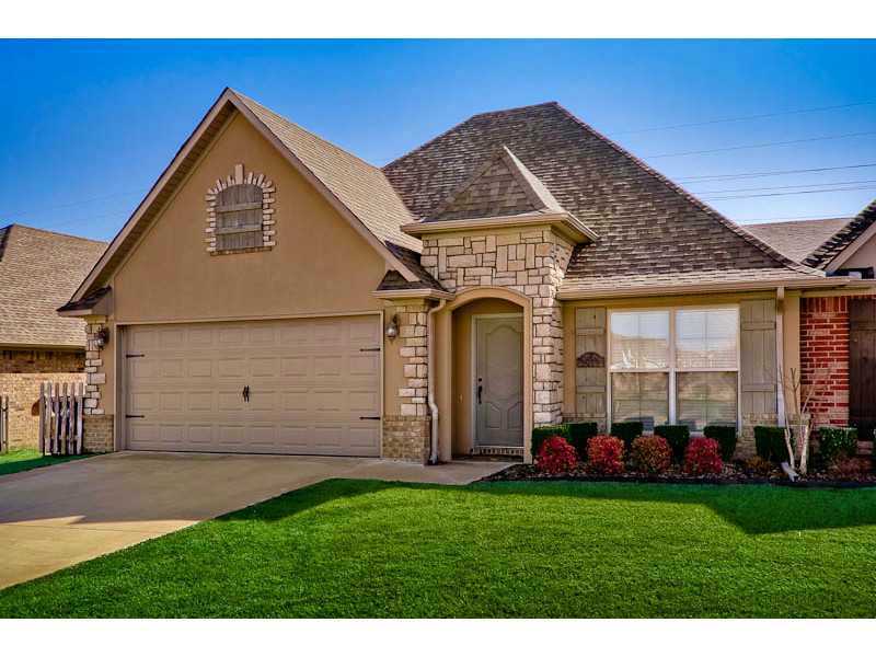 INCREDIBLE HOME IN BENTONVILLE. THIS IMMACULATE HOME HAS OPEN FLOOR PLAN. HOME OFFERS: STAINED KITCHEN CABINETS, GRANITE COUNTER TOPS, PANTRY, DINING, UTILITY ROOM HAS WALL CABINETS, ATTIC STORAGE ABOVE GARAGE, LARGE CLOSETS, WHIRLPOOL TUB, FENCED YARD,THE POA TAKES CARE OF ALL YARD OUTSIDE OF FENCE. SPRINKLER, ALL LANDSCAPE. TENANTS MUST MOW INSIDE FENCE.