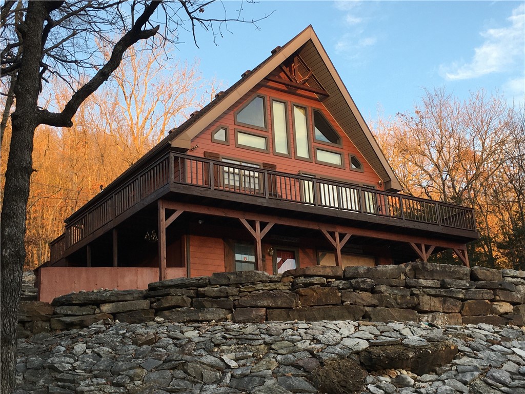 Experience Rockwellian charm with sunrises filtering through trees onto the deck and sunsets over Beaver Lake's clear waters, viewable from both the dock and deck. Ideal as a private retreat or for development, this lakefront property offers a rare opportunity to own a sizable parcel on Beaver Lake with exceptional lake access. Enjoy fishing, scuba diving, or just relaxing in this serene setting.Address: Located on Dam Site Loop, 25 min from Downtown Rogers and 25 min from Eureka Springs, AR, accessible via paved county roads.
Property Overview:
Acreage: 1.18 acres
Home & Amenities: Lakefront home with lake views, deep garage & gated driveway
Dock: 3-slip dock (2 slips transferring to buyer) with swim platform, 26'x10' slips, and 2 boat lifts
Utilities: Gateway Public Water Authority access allows for multiple homes; rural water lines in place
Location Highlights:
Nestled in a private cove near Beaver Lake Dam and Indian Creek Park
Convenient access to Downtown Rogers, yet secluded in natural beauty