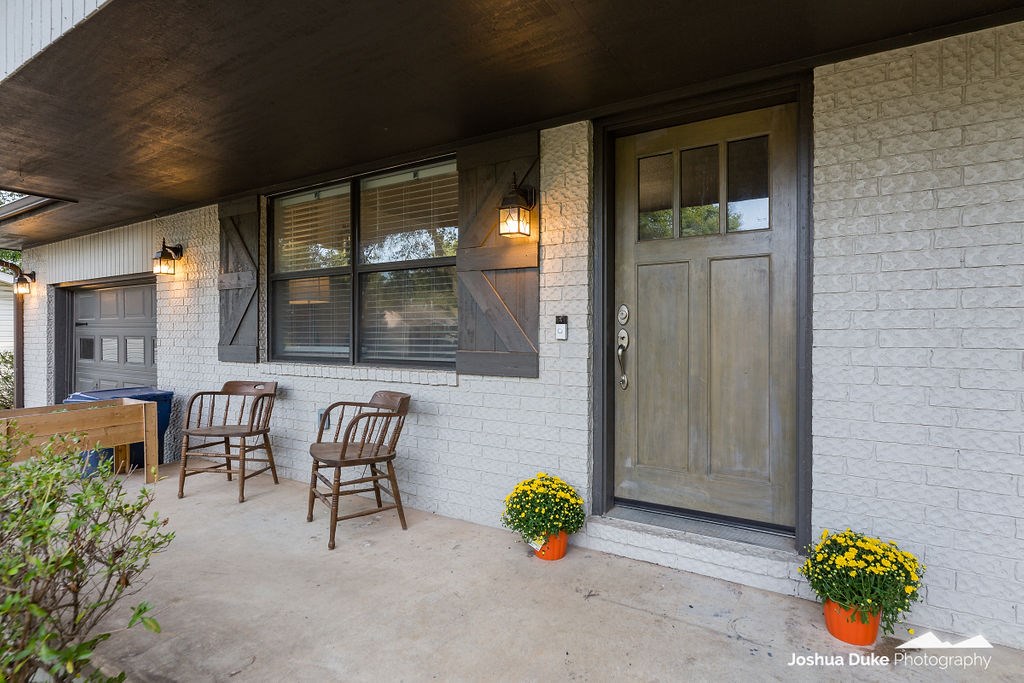 IDEAL COZY COTTAGE - 5 min from everything in Siloam Springs. Well maintained home in established neighborhood. Mature trees, quiet dead-end cul-de-sac location. Open concept living/eat-in kitchen. Two full baths, including master. Updates to kitchen and baths - contemporary design. Large utility room extra pantry storage. Large deck under the trees in fenced backyard. Springtime azaleas will delight. City Splash Pad, Bob Henry Park, and JBU Futsol Court - all close by.